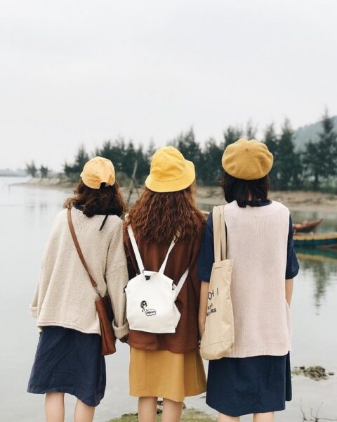 Ảnh nhóm bạn thân chụp ảnh từ phía sau