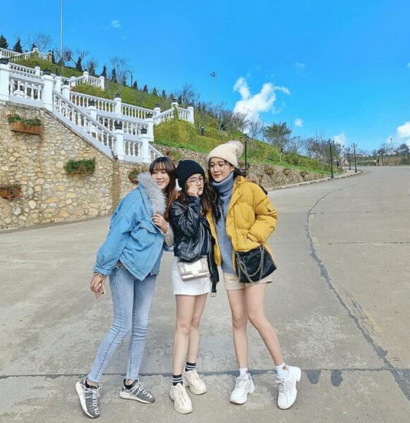 Ảnh nhóm bạn thân đứng sát nhau