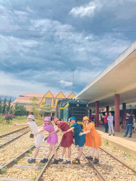 Ảnh nhóm bạn thân ôm nhau chụp ảnh