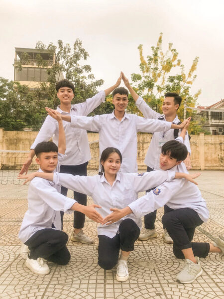 Ảnh nhóm bạn thân tạo thành hình ông sao