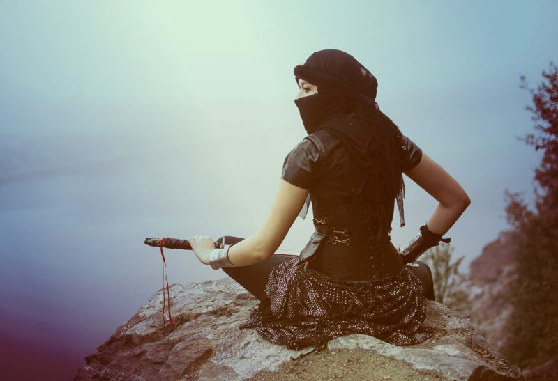 ảnh sát thủ ngồi trên núi