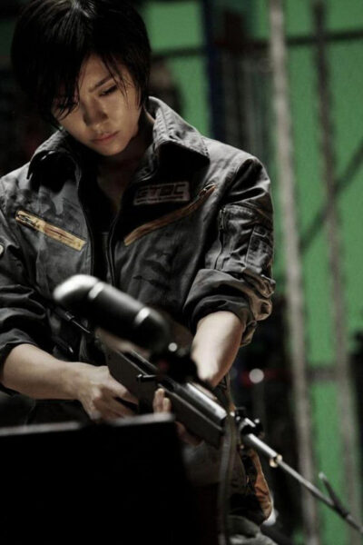 ảnh sát thủ nữ chuẩn bị bắn súng