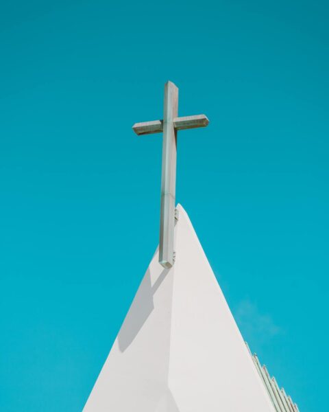 ảnh thánh giá trên nóc nhà thờ