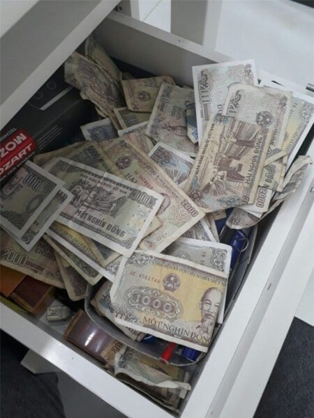Hình ảnh tiền lẻ nhét trong tủ