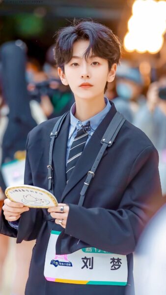 Ảnh trai đẹp Trung Quốc đeo túi chéo