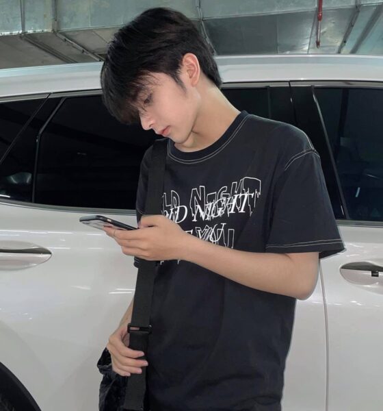 Ảnh trai đẹp Trung Quốc tay cầm điện thoại