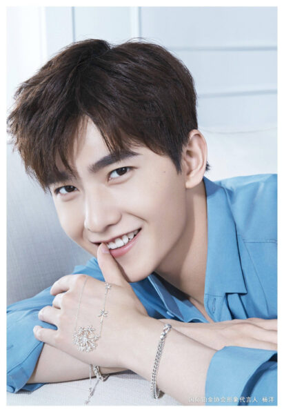 Ảnh trai đẹp Trung Quốc tay chạm răng cười tươi