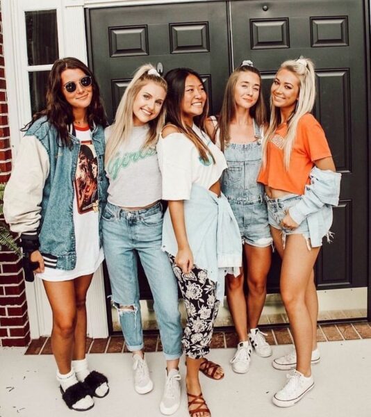 Hình ảnh avatar nhóm 5 người tựa cửa chụp ảnh