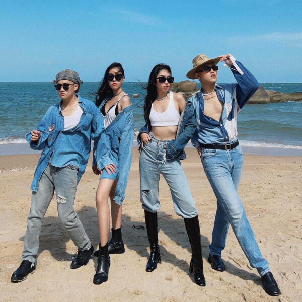 Hình ảnh nhóm bạn thân chụp ảnh cá tính