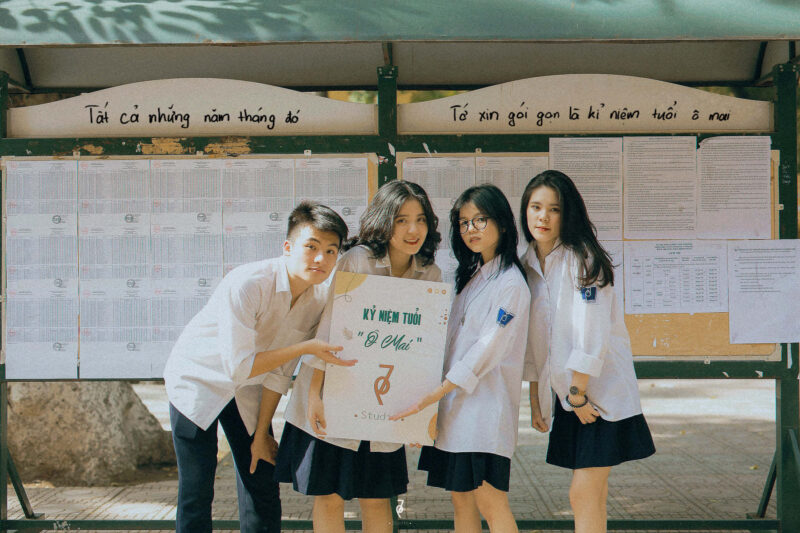 Hình ảnh nhóm bạn thân chụp ảnh kỷ yếu