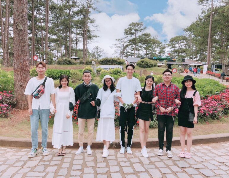 Hình ảnh nhóm bạn thân chụp ảnh nghiêm túc