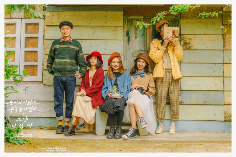 Hình ảnh nhóm bạn thân chụp ảnh phong cách Hàn Quốc