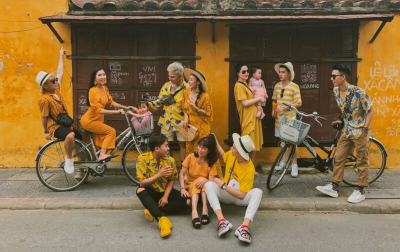 Hình ảnh nhóm bạn thân đi chơi ở phố cổ