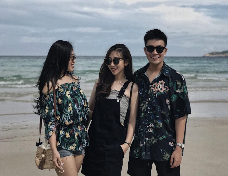 Hình ảnh nhóm bạn thân du lịch biển cùng nhau