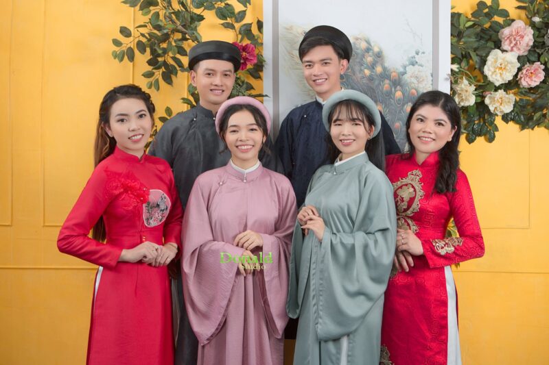 Hình ảnh nhóm bạn thân mặc áo dài truyền thống
