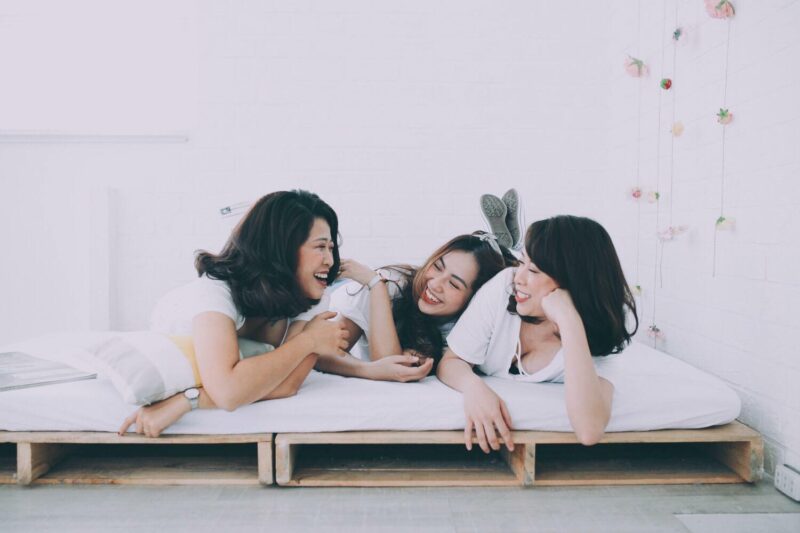 Hình ảnh nhóm bạn thân nằm cười đùa với nhau