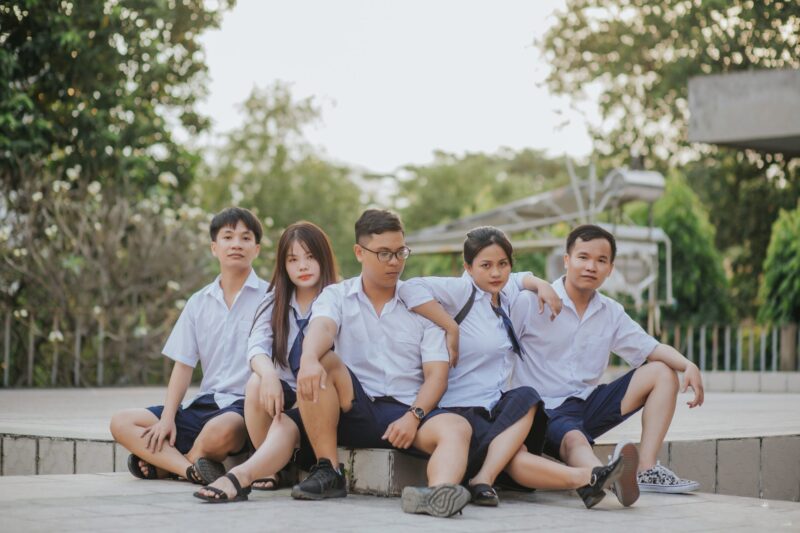 Hình ảnh nhóm bạn thân ngồi nghỉ giờ giải lao