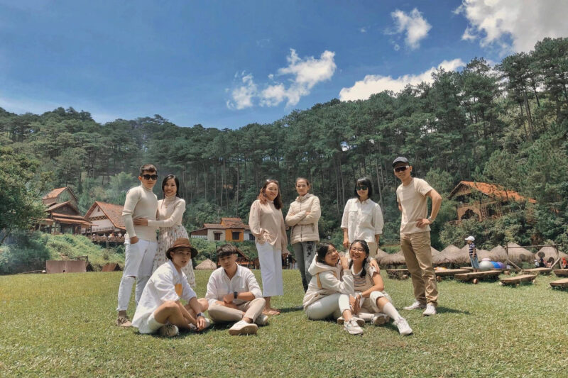 Hình ảnh nhóm bạn thân ngồi trên bãi cỏ