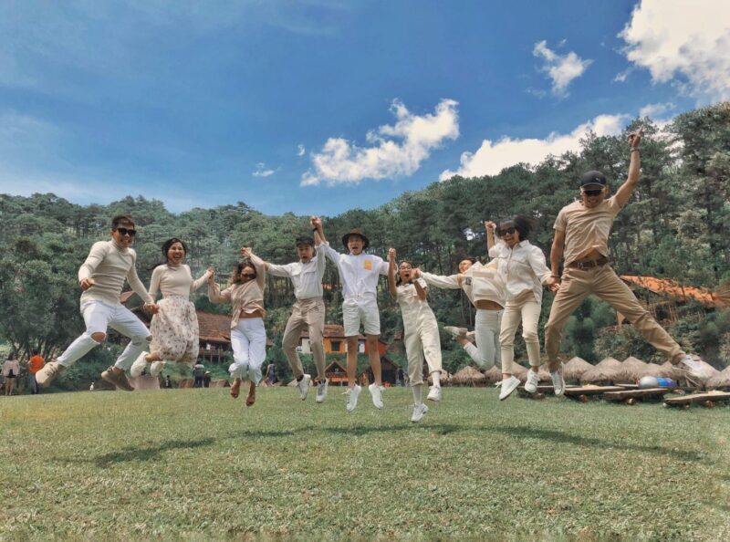 Hình ảnh nhóm bạn thân nhảy chụp ảnh