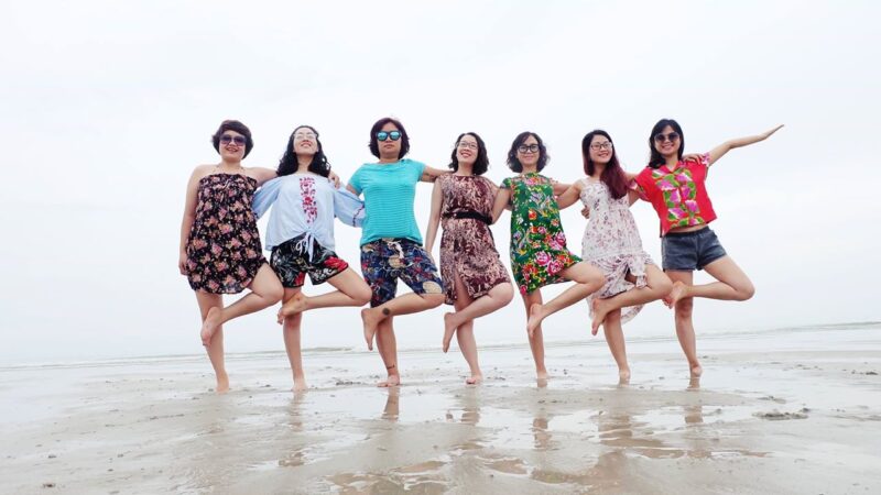 Hình ảnh nhóm bạn thân tạo dáng đứng bằng một chân