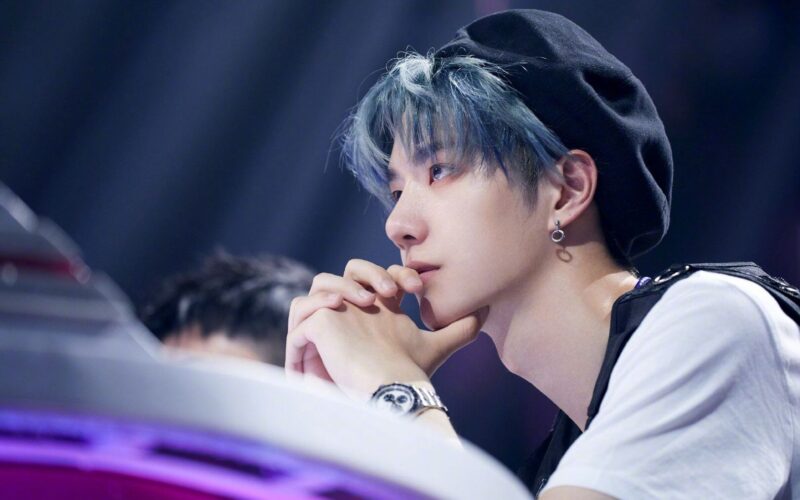 Hình ảnh trai đẹp Trung Quốc lạnh lùng tay chống cằm