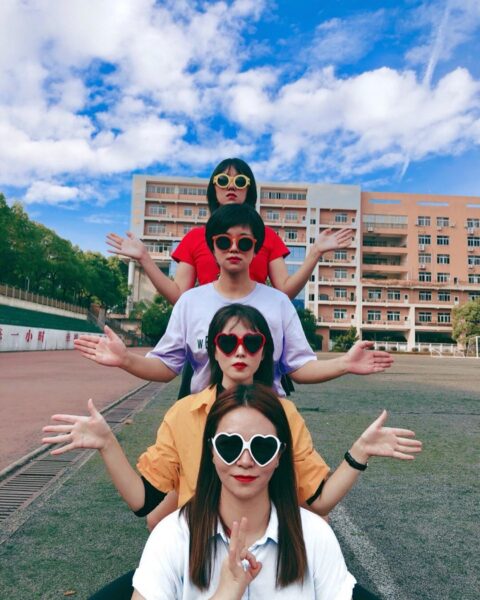 Hình avatar nhóm 4 người đeo kính chụp ảnh