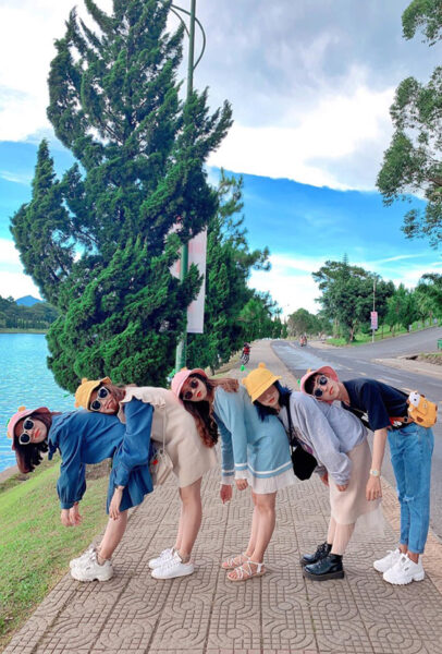 Hình avatar nhóm 5 người chụp ảnh ngoài trời