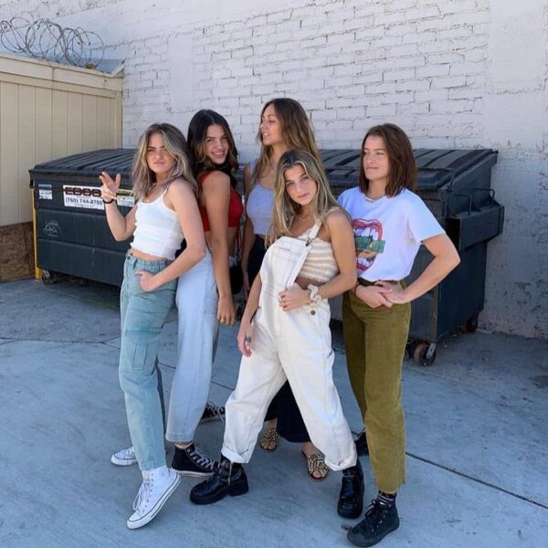 Hình avatar nhóm 5 người chụp ảnh phong cách