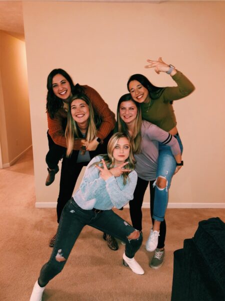 Hình avatar nhóm 5 người chụp ảnh trong nhà