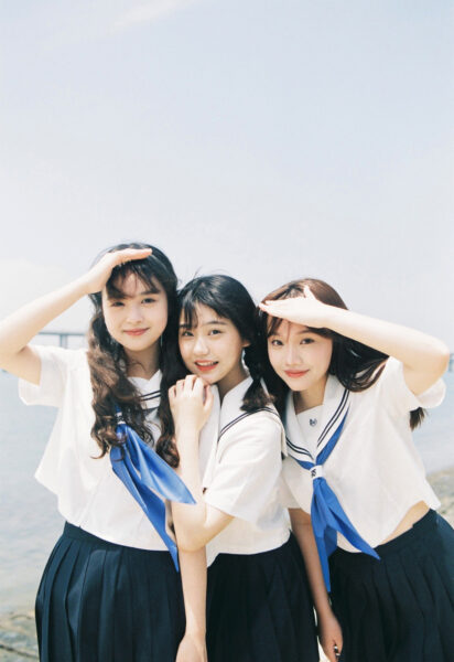 Hình nhóm bạn thân chào cờ