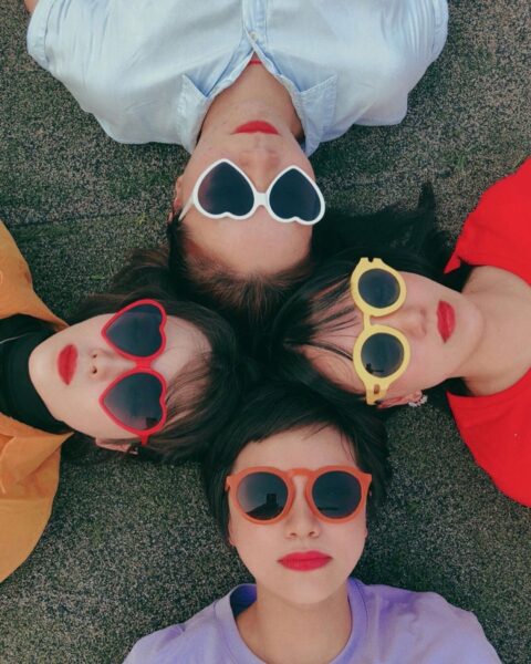 Hình nhóm bạn thân chụp từ trên cao xuống