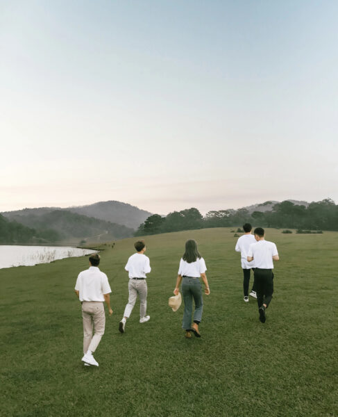 Hình nhóm bạn thân đang đi bộ