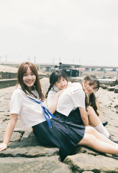 Hình nhóm bạn thân ngồi nghỉ