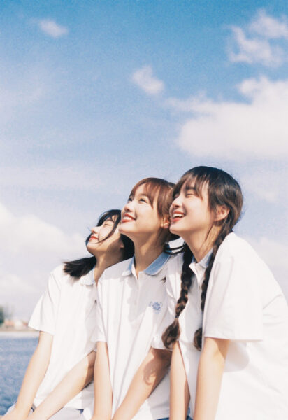 Hình nhóm bạn thân nhìn về phía trước