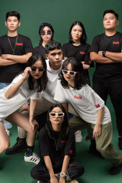 Hình nhóm bạn thân tạo dáng nghiêm túc