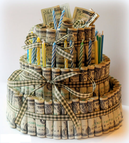 Hình tiền Đô xếp thành bánh sinh nhật