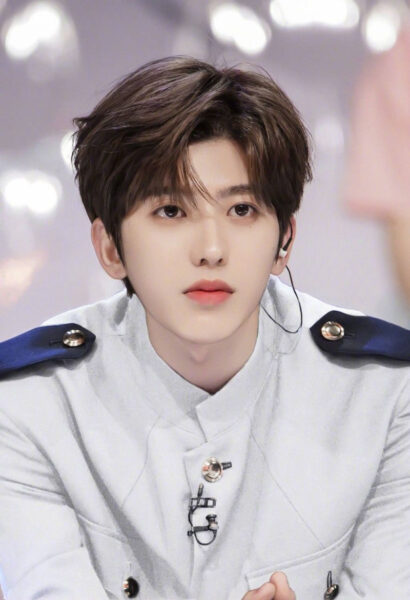 Hình trai đẹp Trung Quốc đeo tai nghe