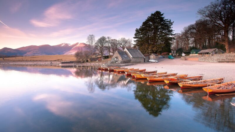 ảnh dòng sông và thuyền đậu ven sông