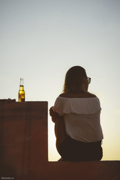 Hình ảnh buồn một mình cô gái ngồi uống bia