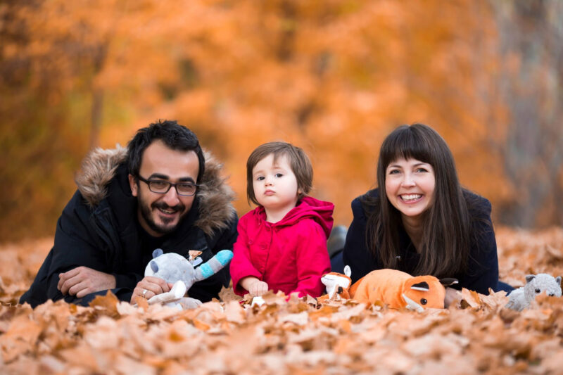 ảnh gia đình cả nhà nằm trên lá khô