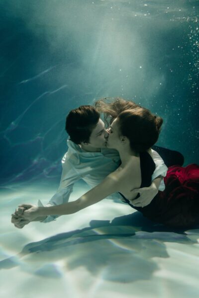 hình ảnh hôn nhau dưới nước