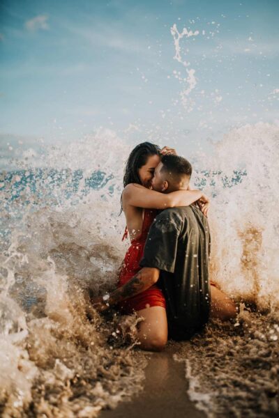 hình hôn nhau lãng mạng bên bờ biển sóng vỗ
