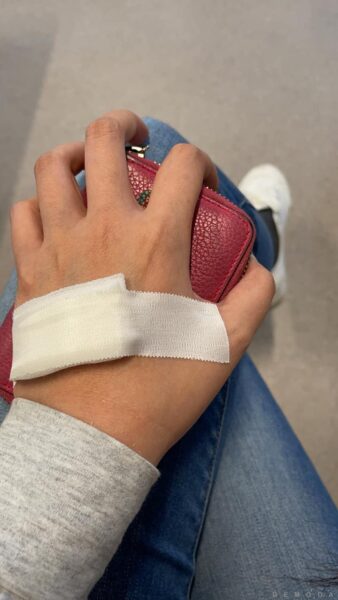 Hình Ảnh đứt tay troll bạn thân cực chân thật