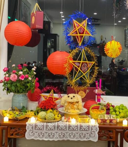 mâm cỗ trung thu đẹp trang trí thêm lồng đèn ông sao