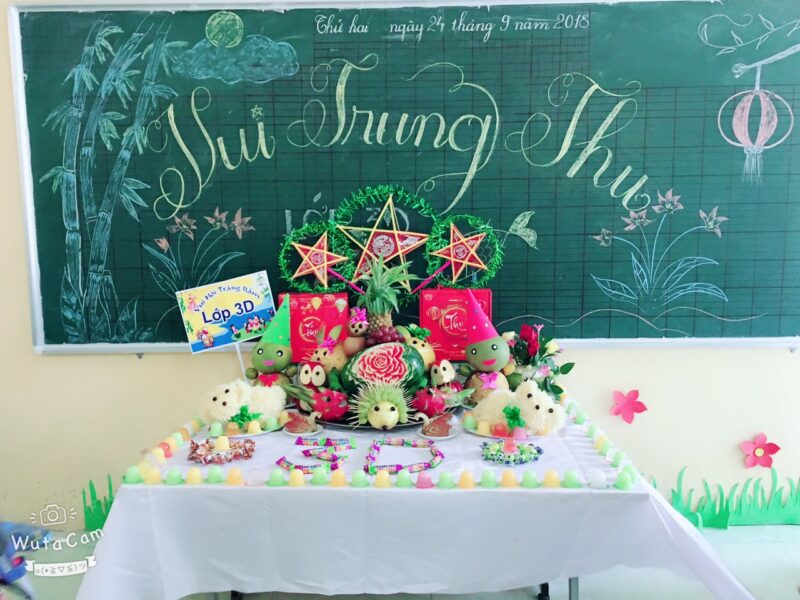 mâm cỗ trung thu đơn giản tổ chức tại lớp học