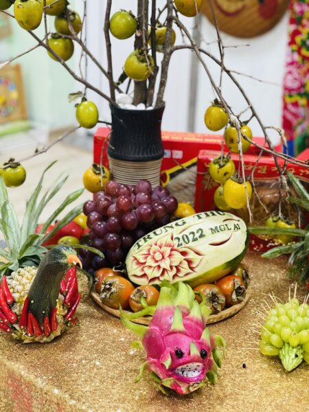 mâm cỗ trung thu đơn giản với con vật từ thanh long và nho