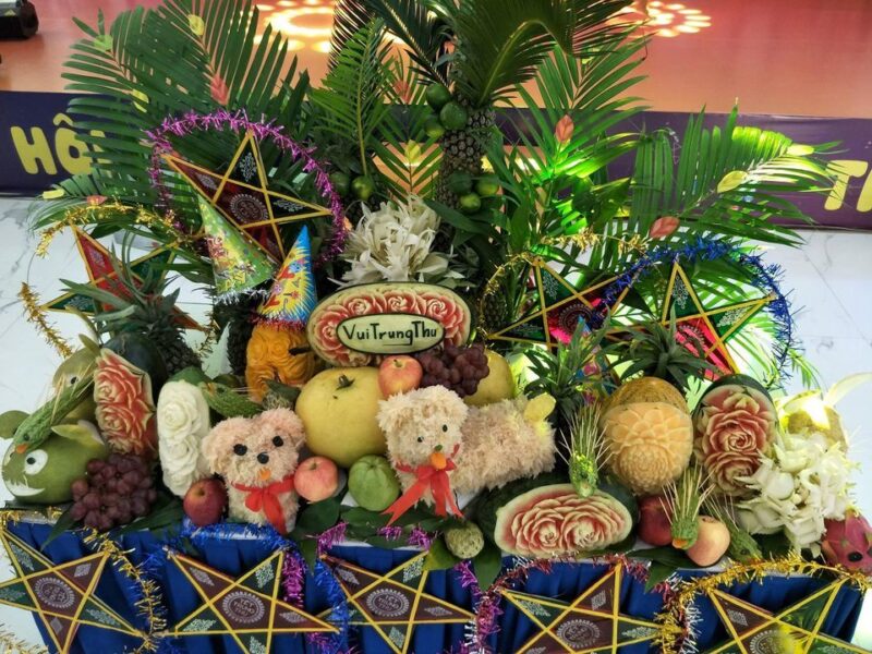 mâm cỗ trung thu trang tri nhiều trái cây, hoa lá
